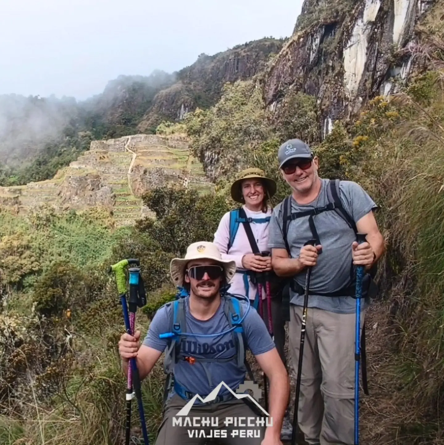 Turistas estrangeiros na Trilha Inca para Machu Picchu