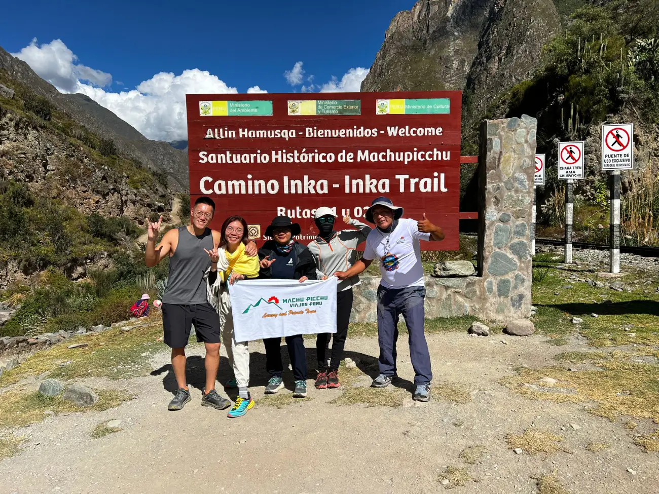 Nossos passageiros chineses percorrendo a Trilha Inca por 4 dias
