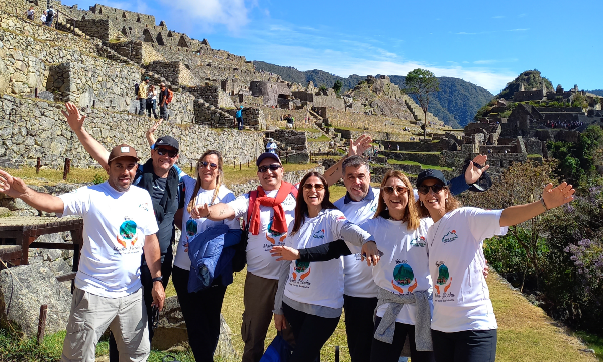 Turistas colombianos aproveitando Machu Picchu