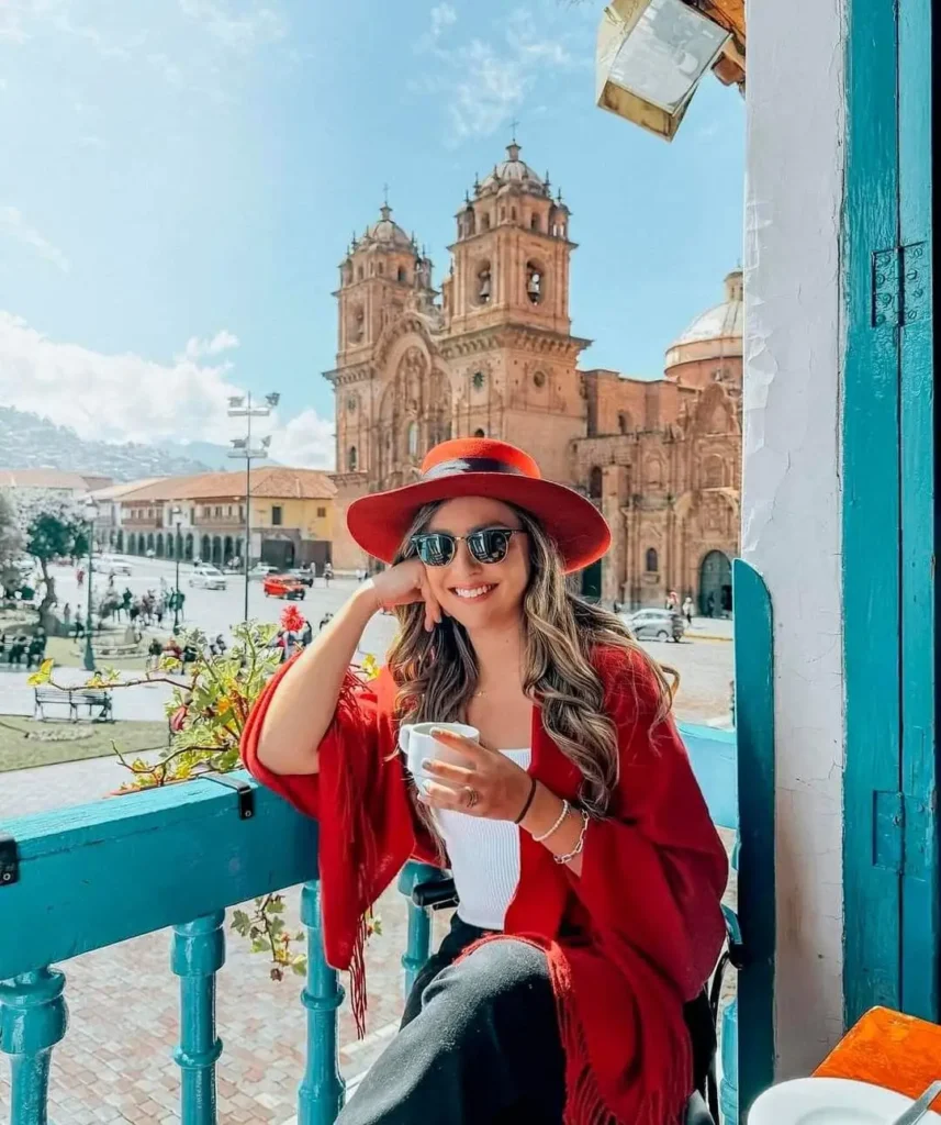 Turista brasileira se maravilhando com a arquitetura da capital inca do Peru, Cusco